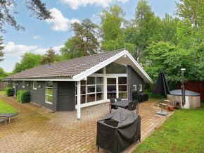 10 person holiday home in V ggerl se, Bogø By